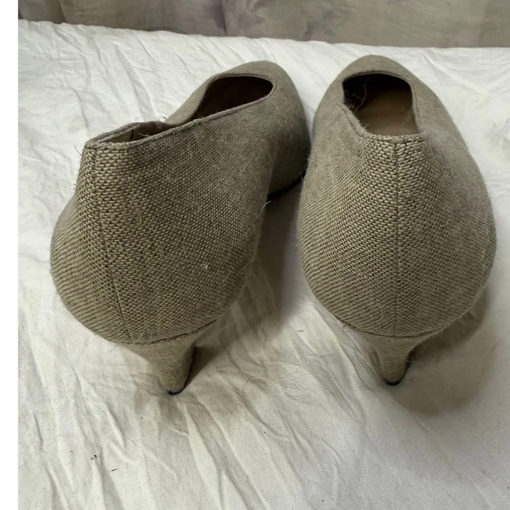Vaneli Beige Fabric Pointed Toe Kitten‎ Heel Pumps Made in Italy Womens 9 luxury